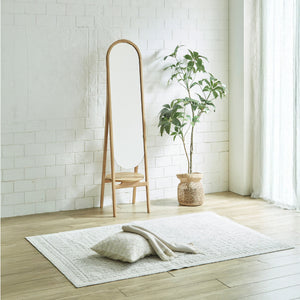 細部を角のない丸みのあるディテールに仕上げることで<br> シンプルながらに洗練された佇まい。 #節有オーク