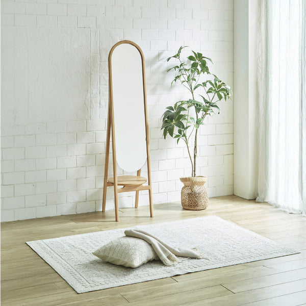 細部を角のない丸みのあるディテールに仕上げることで<br> シンプルながらに洗練された佇まい。 #節有オーク