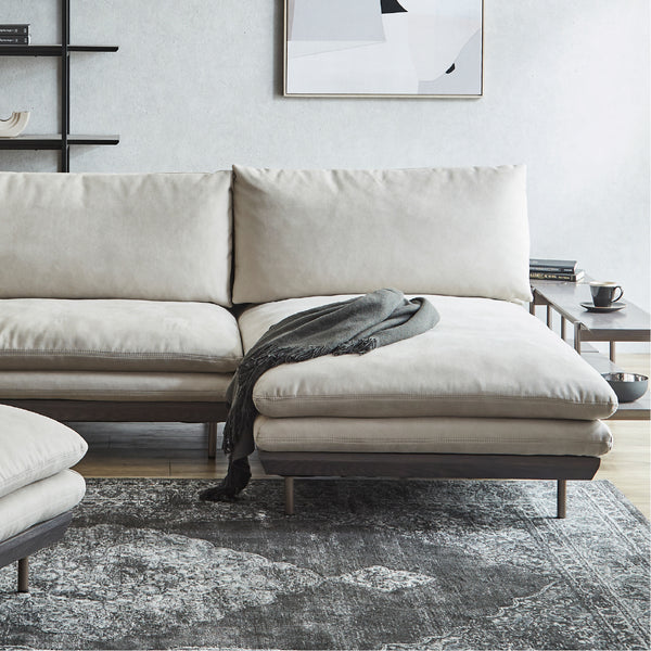 ベースにはグレージュカラーの木部を使用し、木のあたたかみのある質感に。 #PLT102 インディーブルー（プライムレザーテックス） #左カウチ