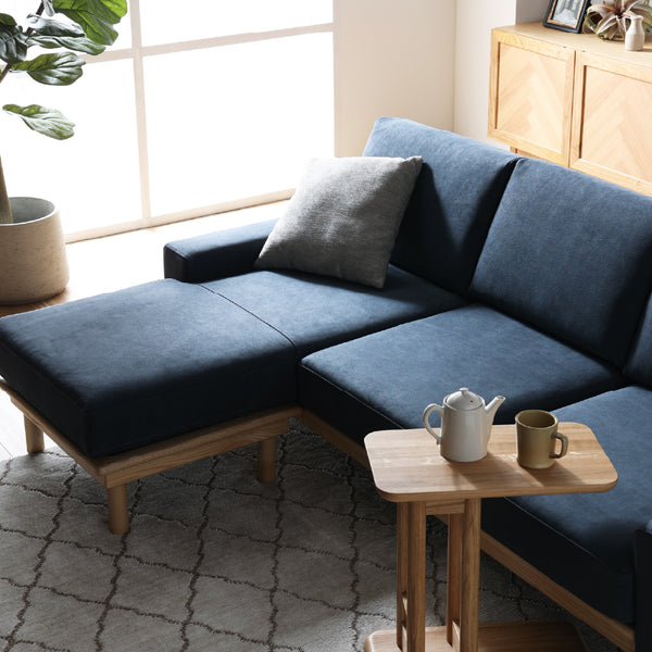 広めの座面奥行きで快適な座りを実現。横になりたいときに、肘部分を枕代わりに使用できます。 #PLT101 ブルースター（プライムレザーテックス）