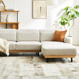 モダンデザインでありながら、脚元に木材を使用しカジュアルな雰囲気も併せ持つカウチソファ。 #A41 カスタード（ファブリックAランク） #木部ナチュラル