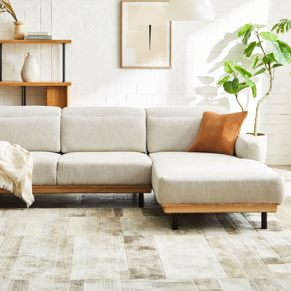 モダンデザインでありながら、脚元に木材を使用しカジュアルな雰囲気も併せ持つカウチソファ。 #A41 カスタード（ファブリックAランク） #木部ナチュラル