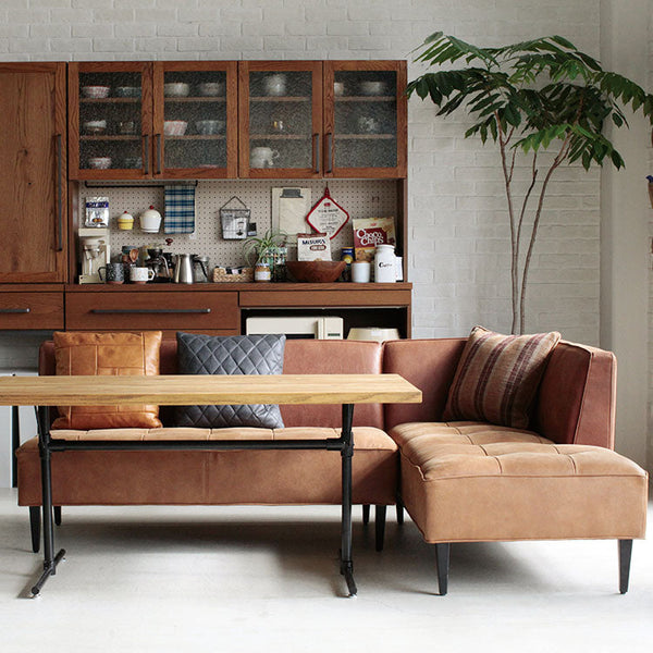 ソファに合わせるダイニングテーブルは、低めのテーブルを選ぶのがポイント。 #ブラウン