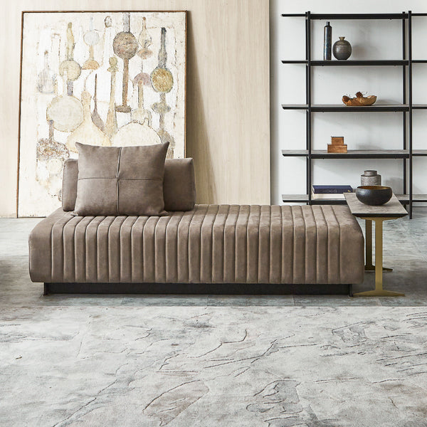 洗練されたモダンデザインのアイランドソファ。ストライプ状のステッチが、お部屋にアクセントを添えます。 #PLT112 ヨーロピアングレー（プライムレザーテックス）