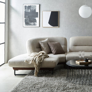 美しい曲線が特徴のコーナーカウチ。シャープなシルエットがお部屋をぐっと上質な空間にしてくれます。 #プラチナグレー×ココアブラウン（プライムレザーテックス） #左カウチ