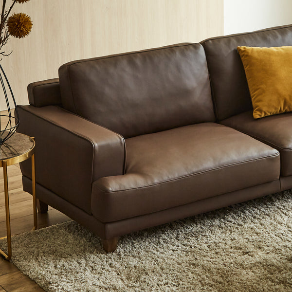 ソファ張地と同色のパイピングを施し、アクセントとなるデザインに。※画像は3人掛けソファ #LT01 キャメル（レザーテックス アニリン）