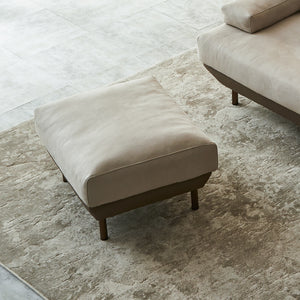 座面には高密度ウレタンフォームとスモールフェザーを使用。長時間くつろげる最高の座り心地を実現しました。 #PLT111 プラチナグレー×FLT02 シャドーグレージュ