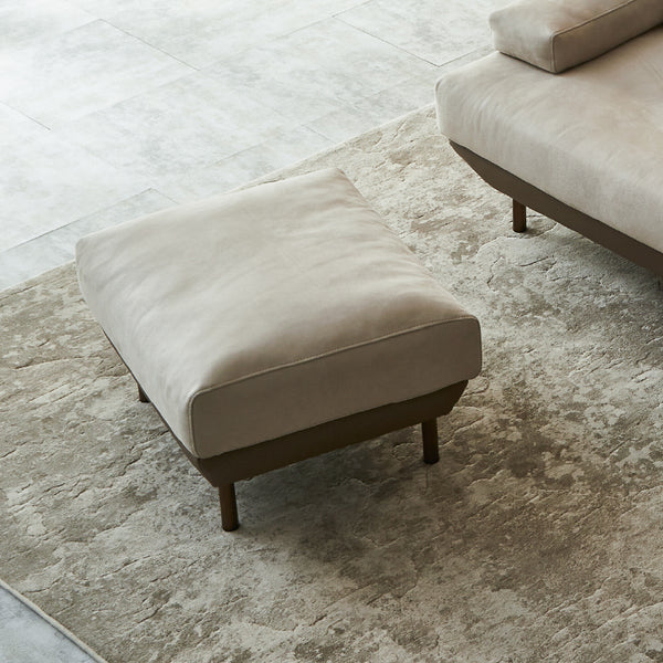 座面には高密度ウレタンフォームとスモールフェザーを使用。長時間くつろげる最高の座り心地を実現しました。 #PLT111 プラチナグレー×FLT02 シャドーグレージュ