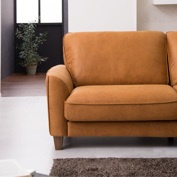 張地の素材感を引き立てる、縁取りのようなパイピング加工がアクセントに。 #LT01 キャメル（レザーテックス アニリン）