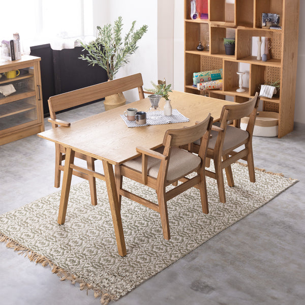 チェアは肘付き・肘無しの2タイプ。肘付きの方はテーブルに掛けることができます。お掃除ロボットも通って床のお掃除が簡単に！軽くて持ち運びも簡単です。 #サンドベージュ #肘無