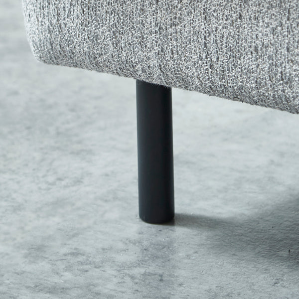 ブラックスチール脚がお部屋を引き締めます。 #左肘