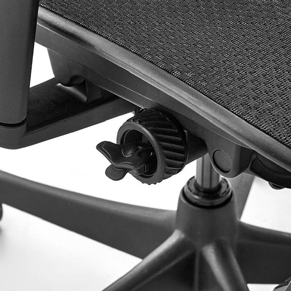 座面高さ調整、リクライニング、座面奥行の操作が手元のレバー1本で可能 #ブラックフレーム×ブラック