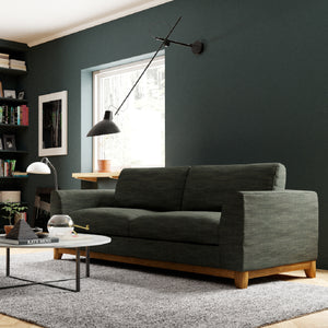 脚には天然木を採用。優しい色合いとナチュラルな木目がやわらかい印象を与えてくれます。 #A45 オリエンタルブルー（ファブリックAランク）