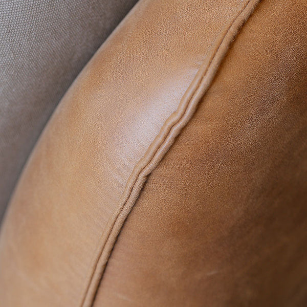 ソファの張り込みも大変難しく、洗練された職人の技術が必要となります。 #SLTオーカーBR