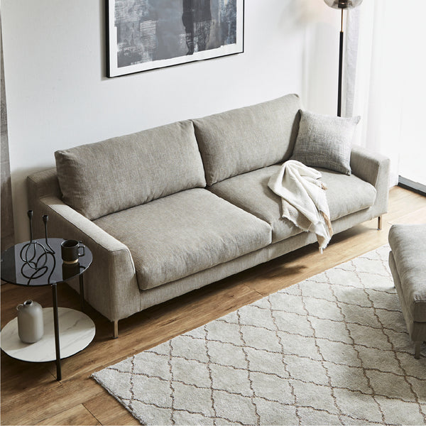 背面にはスモールフェザーを使用。程良く硬さを残しつつ、優しいタッチに仕上げました。 #A41 カスタード（ファブリックAランク）