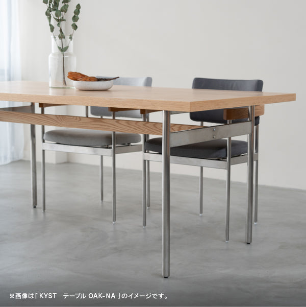 天板はしっかりと厚みがあり四方を無垢で囲った家具らしいしつらえが感じられます。 #オーク #幅150cm