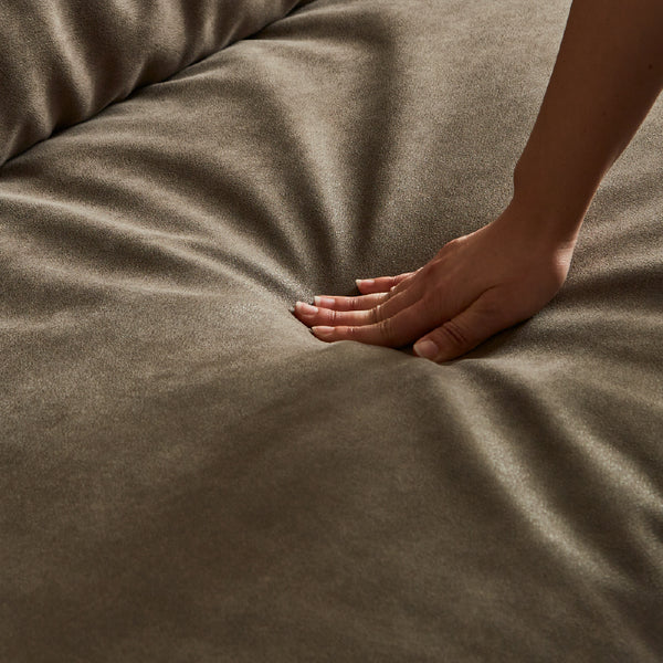 座面には、フェザーと高密度ウレタンを使用し、長時間座っても負担少なく快適にくつろげます。 #PLT106 オータムブラウン（プライムレザーテックス）