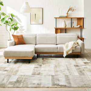 モダンデザインでありながら、脚元に木材を使用しカジュアルな雰囲気も併せ持つカウチソファ。 #A48 ステングレー（ファブリックAランク） #木部ナチュラル