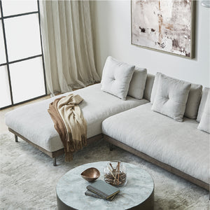 カジュアルになりすぎない、大人エレガントな雰囲気を醸し出すソファシリーズ「ベルベスタ シェーズ」。 #A49シャイングレー/PLT112ヨーロピアングレー