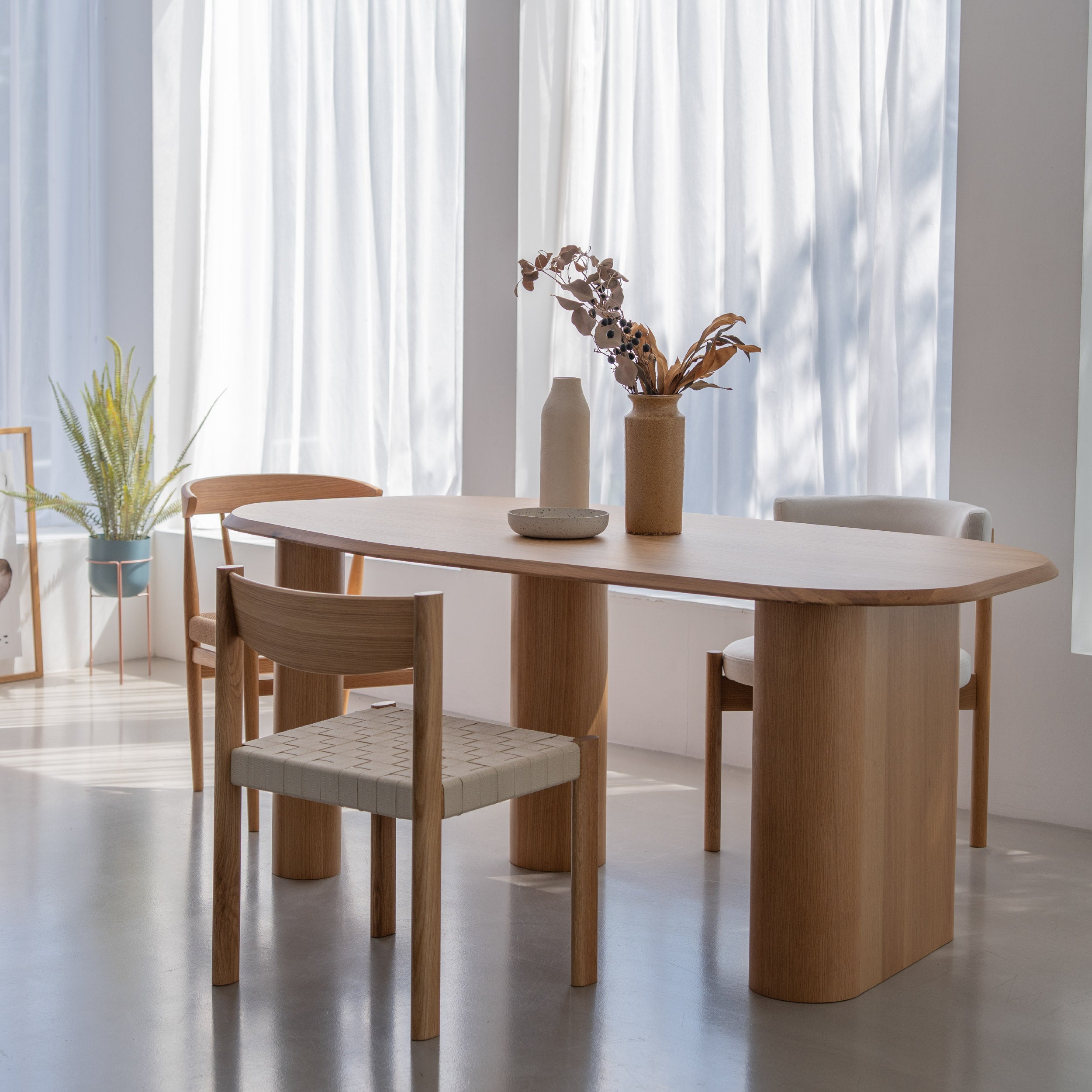 ニーブ ダイニングテーブル