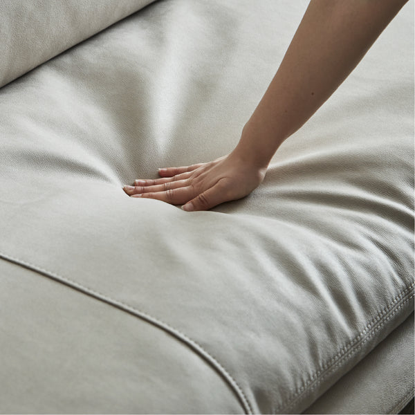 座面には高密度ウレタンフォームを使用。やさしく包み込まれるような座り心地に。 #PLT101 ブルースター（プライムレザーテックス）