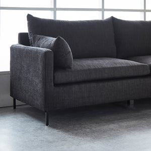 硬さと粘り気がある高密度ウレタンフォームを何層にも重ね、包み込まれるような座り心地を実現しました。 #A41 カスタード（ファブリックAランク）