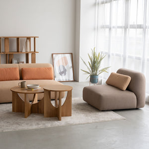 丸みのあるフォルムが印象的なMIUMソファ。 コンパクトながら、空間にやさしい存在感を与えます。 #グレージュ