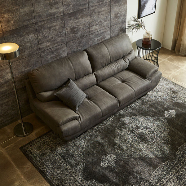 座面高さを低めに設定し少し広めの座面で仕上げることで、ゆったりと座ることができます。 #LT01 キャメル（レザーテックス アニリン）