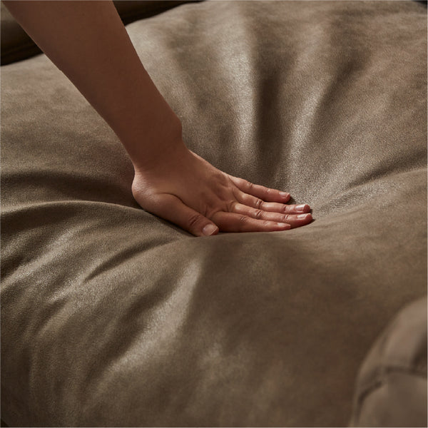 座面には、フェザーと50kg/m³・42kg/m³という非常に高密度のウレタンを層構成で使用し、快適な座り心地を実現。 #PLT111 プラチナグレー（プライムレザーテックス）