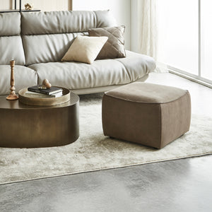 滑らかな曲線を描くフォルムが、お部屋に柔らかな印象を与えます。 #LT03 チャコールブラック（レザーテックス アニリン）