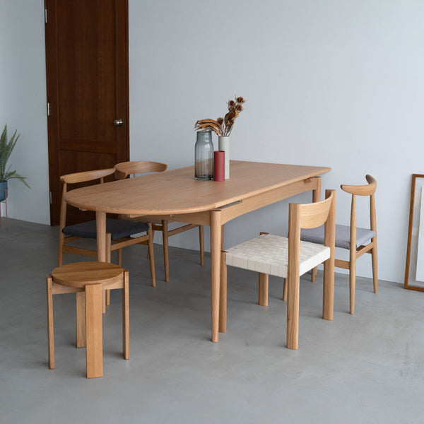 片側だけを伸長して壁にぴったり寄せれば、半円形のコンパクトスタイルとしても活躍。限られたスペースでも設置しやすい工夫が魅力です。 #オーク #幅100cm