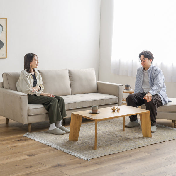 来客時には座面を組み替えて3人掛けとオットマンにしたりと、自由にレイアウトできるソファです。 #PLT111 プラチナグレー（プライムレザーテックス）