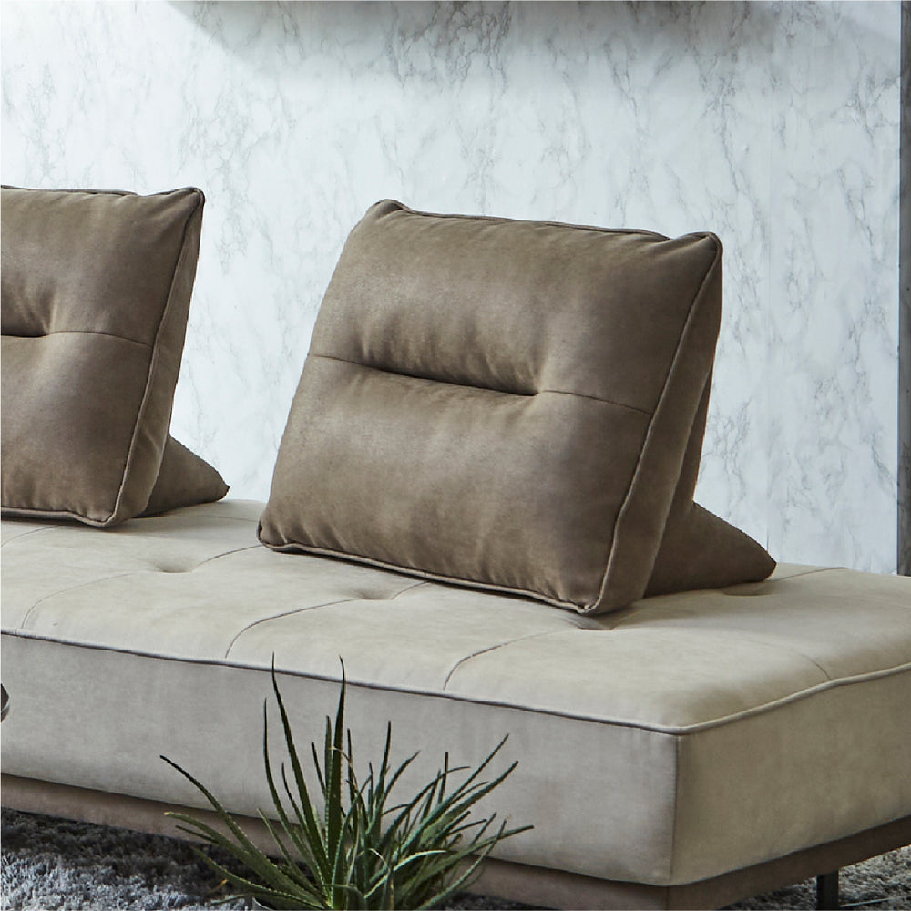 エレガントなフォルムと多様なライフスタイルにマッチするアイランドソファ「アベンタ」。