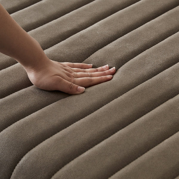 座面は硬めのつくりで、長時間座っていても疲れにくく、安定感があります。 #PLT112 ヨーロピアングレー（プライムレザーテックス）