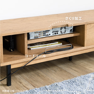 天板には配線を落としやすいようにさくり加工を施しています。背面にはコードリールがあるので、ごちゃつきがちなコード類をスッキリと整理できます。 #150cm