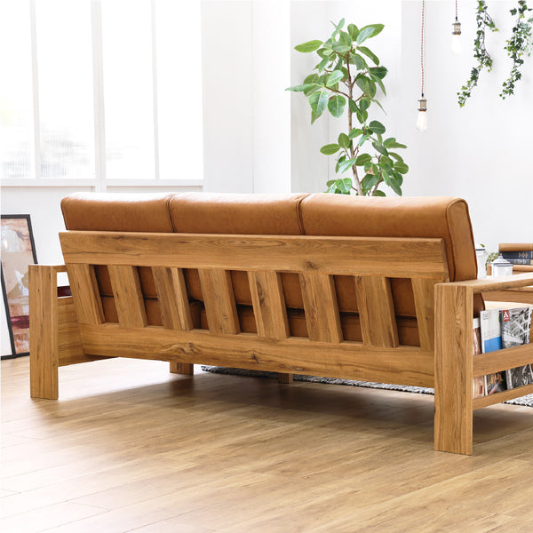 背面の木のフレームを活かしてお部屋の中央に間仕切りとしてレイアウトするのもおすすめです。 #LT03 チャコールブラック（レザーテックス アニリン）