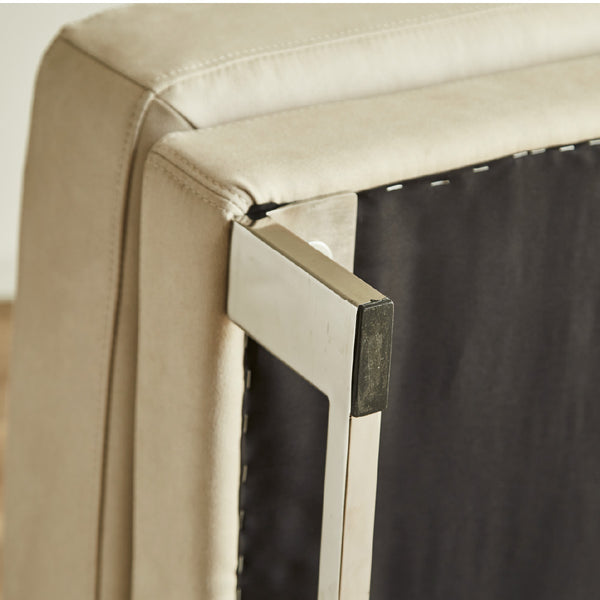 脚裏にはフェルトがついているため、床に傷がつきにくく安心です。 #LT04 クラフトベージュ（レザーテックス アニリン）