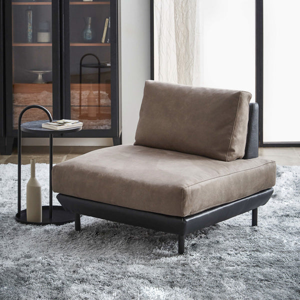 異素材ツートン張りのイタリアモダンなデザイン。座面下の船底のような形状が洗練された印象を与えます。 #PLT111 プラチナグレー×ET82 ロイヤルブラック（プライムレザーテックス）