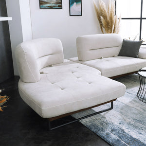 さりげないステッチやスタイリッシュな脚部までこだわり抜いたデザインは、お部屋に高級感を与えます。（画像は右カウチソファ） #プラチナグレー×ココアブラウン #プライム レザーテックス