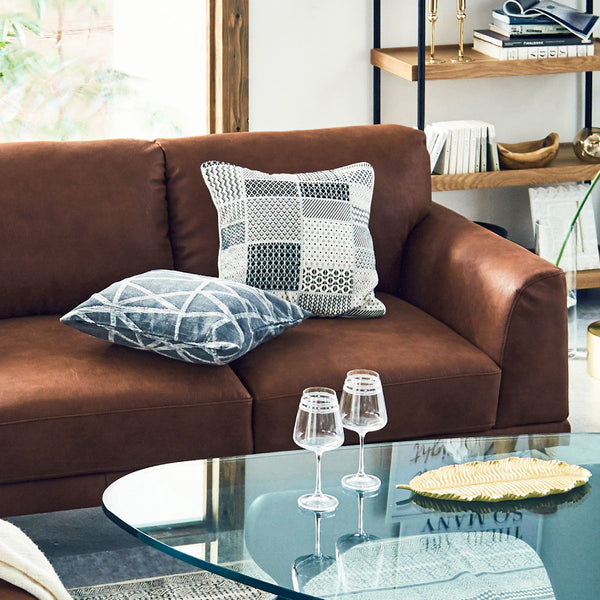 背もたれは柔らかく、優しく包みこまれるような座り心地でゆったりとくつろいでいただけます。 #LT01 キャメル（レザーテックス アニリン）