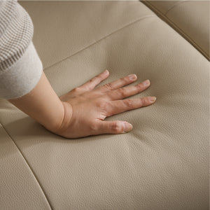 座面には高密度ウレタンフォームを使用。しなやかでやさしい座り心地に仕上げました。 #FLT13 シアーベージュ（ファインレザーテックス） #左カウチ