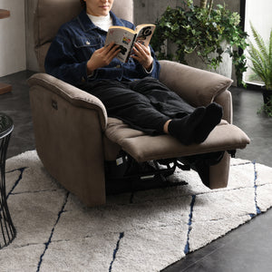 背面にはシリコンフィル、座面にはウレタンフォームを使用。弾力性の高い、快適な座り心地です。 #PLT102 インディーブルー（プライムレザーテックス）