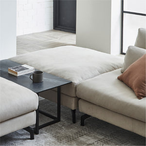 座面には高密度ウレタンフォームを使用し、包み込まれるような座り心地を実現しました。 #PLT111 プラチナグレー（プライムレザーテックス）