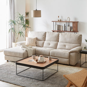 身体をもっちりと包み込む、寝落ち推奨カウチソファ。静かな電動モーターで座る人に合わせた角度でおくつろぎいただけます。 #PLT102 インディーブルー（プライムレザーテックス）