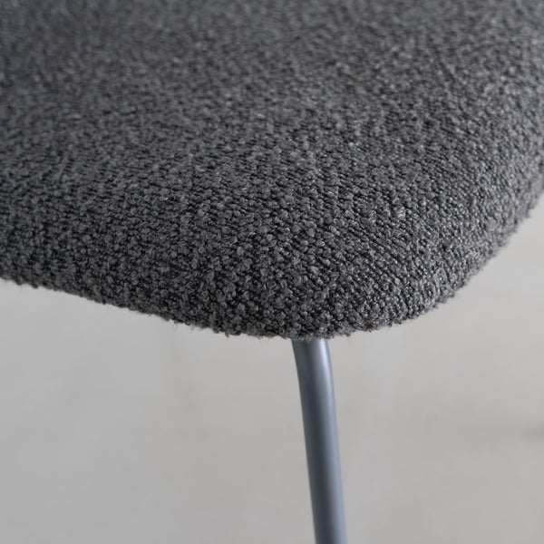 モコモコとした独特の質感のブークレ生地を採用。柔らかく、温かみのある手触りと見た目が特徴で、シンプルなデザインのアクセントになっています。 #ライトグレー