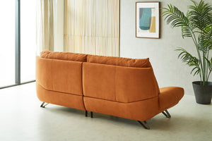 写真は3人掛けワイドS/PLT105 クロムオレンジ（プライムレザーテックス）です。 #SILT22 フロスホワイト（シルキーレザーテックス）