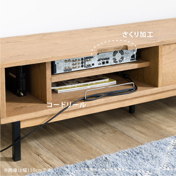 天板には配線を落としやすいようにさくり加工を施しています。背面にはコードリールがあるので、ごちゃつきがちなコード類をスッキリと整理できます。 #150cm