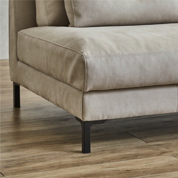 脚まわりの抜け感など、どこから見ても美しく感じられる、細部まで丁寧に整えています。 #PLT111 プラチナグレー（プライムレザーテックス）