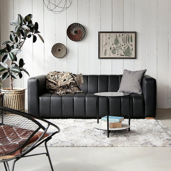 すっきりとした丸いフォルムと、異素材の組み合わせが魅力。 置くだけで空間に奥行きと洗練された印象が生まれます。 #ホワイト