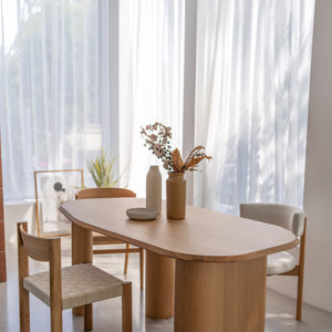 変則的な形の天板は、チェアの置き場所を選ばず、 ダイニングの空間を自由で楽しく演出してくれます。 #オーク